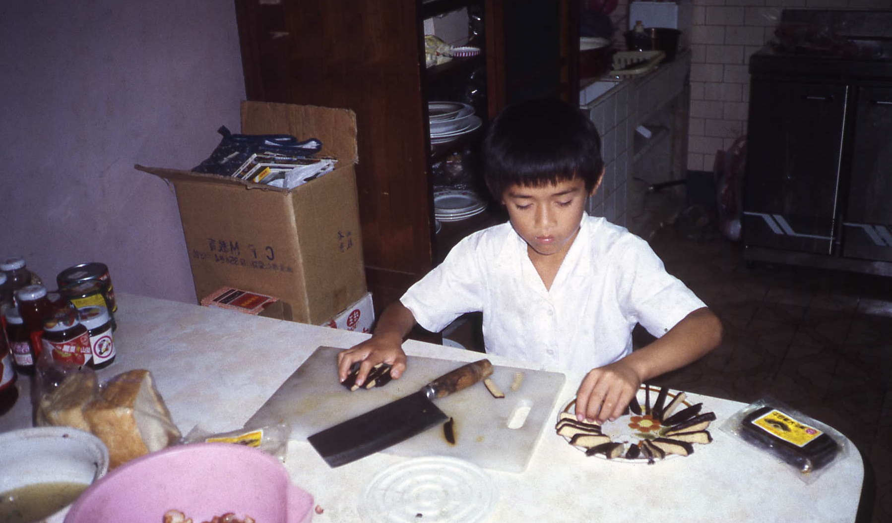 陳清枝二兒子當年在宜蘭森林小學學習烹飪。二兒子從小追求完美,年僅8歲的他,料理得很用心,食材也都排放整齊。(陳清枝提供)