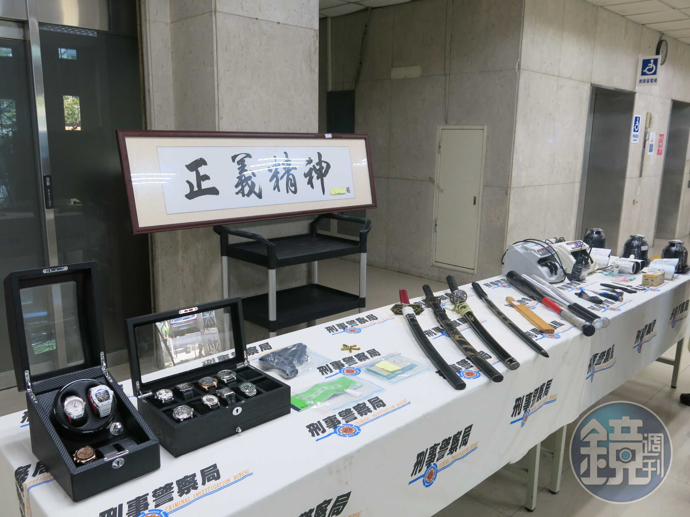警方查扣不法現金、匾額、刀械等各項贓證物。（刑事局提供）