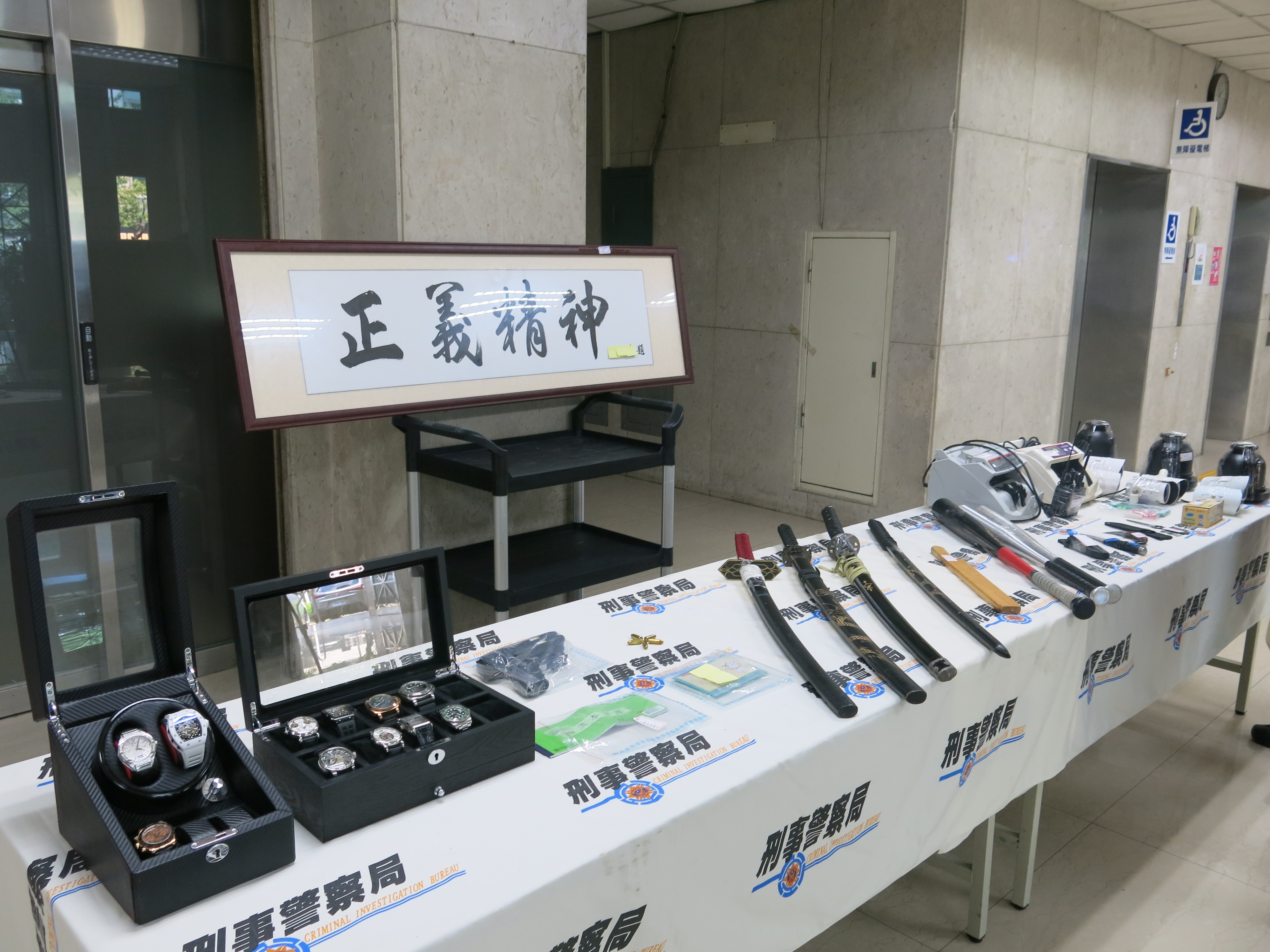 警方查扣不法現金、匾額、刀械等各項贓證物。（刑事局提供）