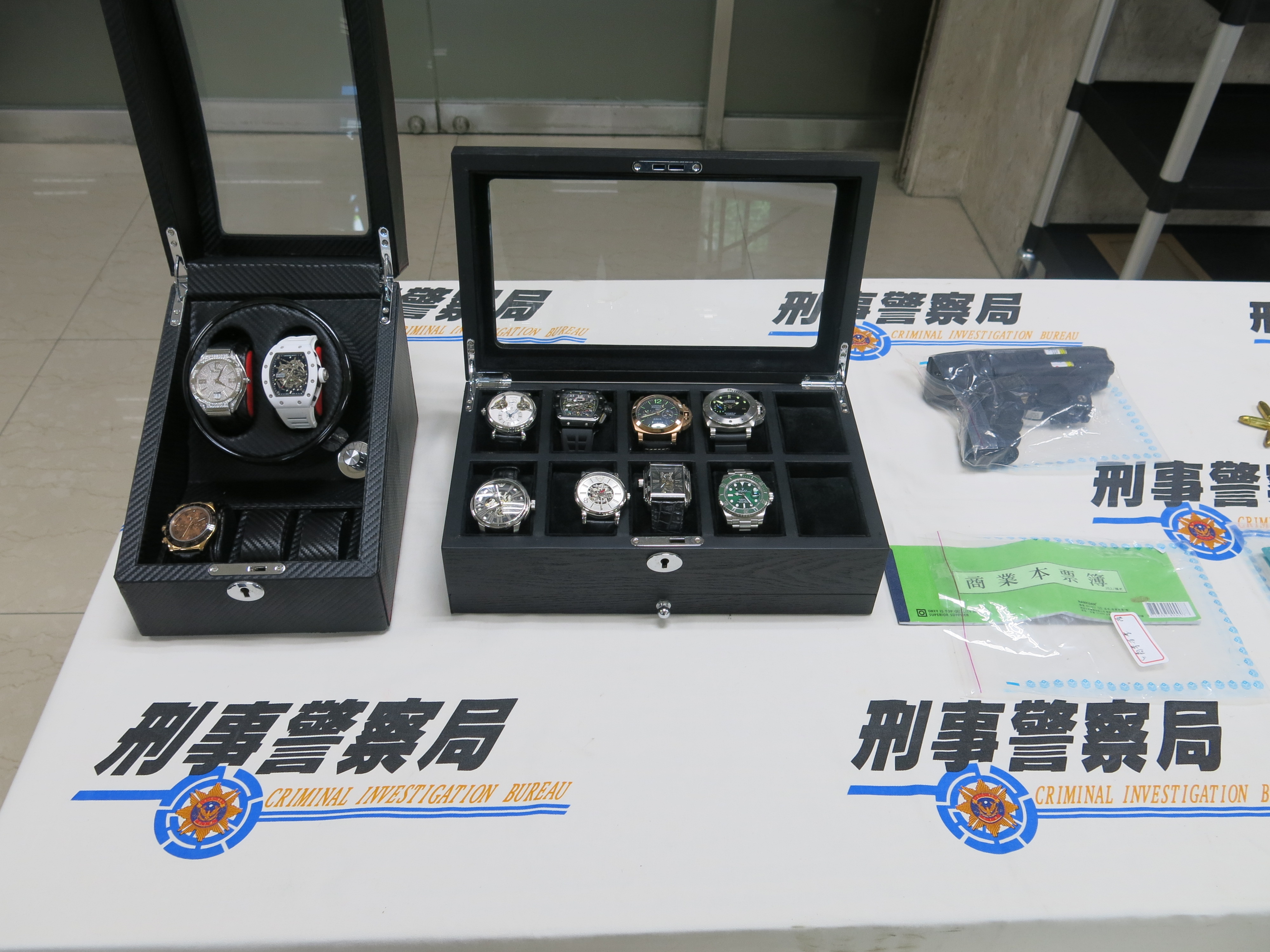 許嫌嗜好收藏勞力士、沛納海等名錶，市價超過千萬元。（刑事局提供）
