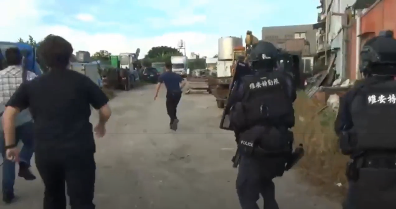 警方前往新北、桃園等地搜索18處黑幫據點。（刑事局提供）