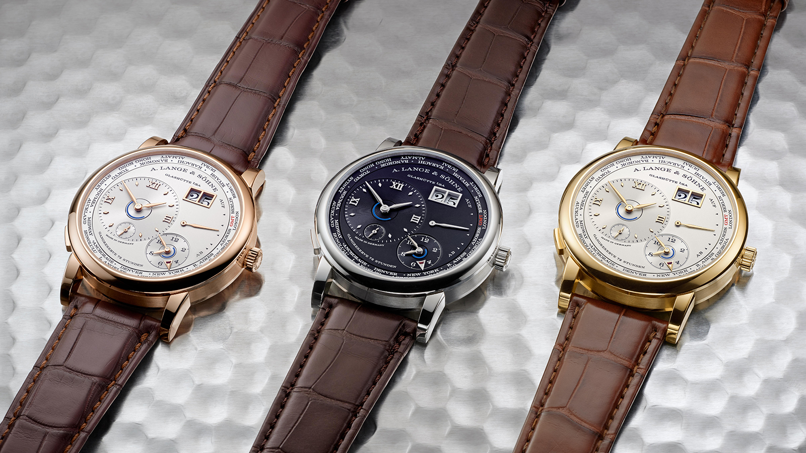 Lange 1 Time Zone｜18K玫瑰金、18K白金、18K黃金材質（由左至右）／錶徑41.9mm／L141.1手上鏈機芯／時間及大日期指示、動力儲存指示、第二地時間指示、日夜顯示、夏令時間指示／專賣店限量款100只（18K黃金版本）／建議售價約台幣172萬（18K黃金）、約台幣162萬（18K白金及玫瑰金）  