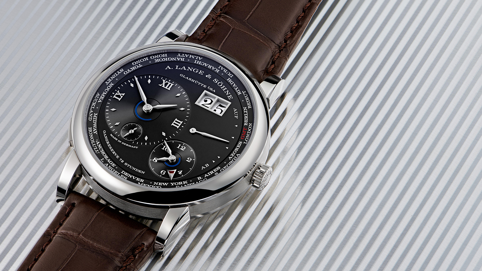 Lange 1 Time Zone|18K白金材質/錶徑41.9mm/L141.1手上鏈機芯/時間及大日期指示、動力儲存指示、第二地時間指示、日夜顯示、夏令時間指示/建議售價約台幣162萬