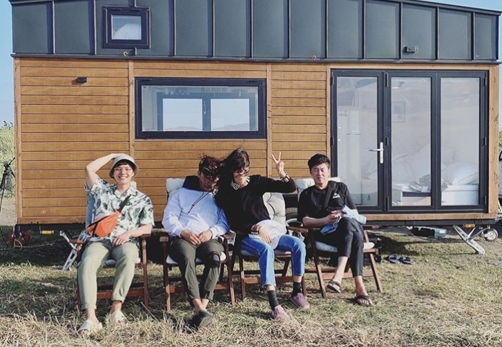 成東鎰、金希沅及呂珍九邀請嘉賓孔曉振至濟州島拍攝《帶輪子的家》，沒想到遇到暴風。（friDay影音提供）