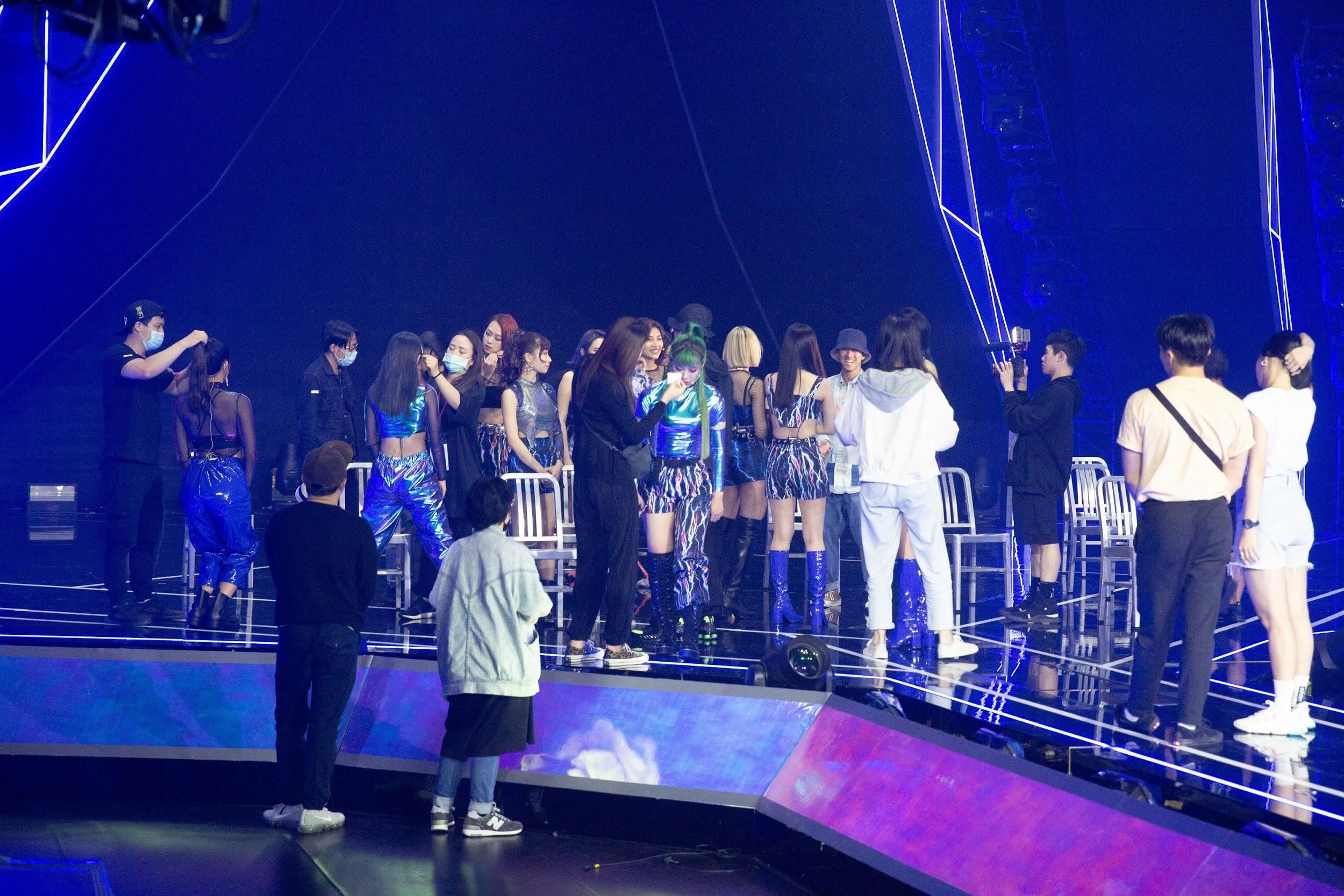 《DD52》選手賣力綵排，化妝師們抓緊時間上台補妝。