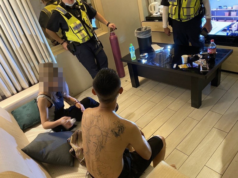 中壢分局在轄區摩鐵查獲20名男女開「笑氣趴」。（翻攝畫面）