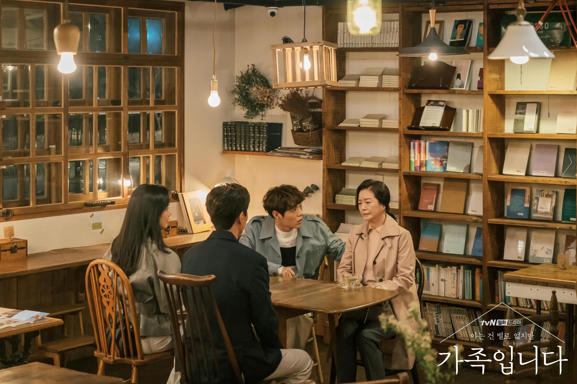 家人聽到媽媽想要卒婚，全都嚇了一跳。（翻攝tvN官網）
