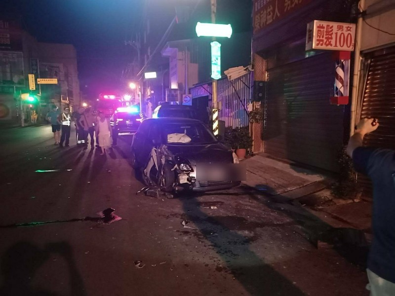 昨（26日）深夜11點許，范姓男子疑因疲勞駕駛，衝撞路口旁一家民宅鐵門。（翻攝畫面）