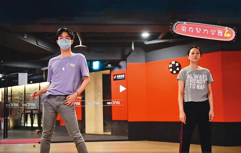 伊能靜跟小哈利感情很好，日前小哈利IG也po出兩人一起練舞的影片。（翻攝自小哈利IG）