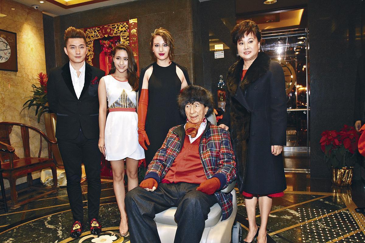 在何鴻燊91歲大壽時,三房老婆陳婉珍帶著女兒何超蓮及何超雲為他慶生。(東方IC)