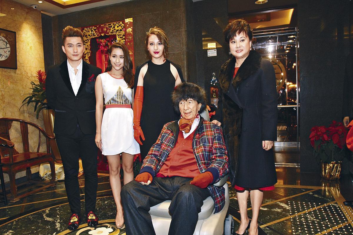 在何鴻燊91歲大壽時,三房老婆陳婉珍帶著女兒何超蓮及何超雲為他慶生。(東方IC)