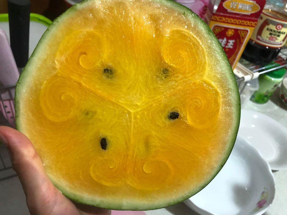 女網友切開西瓜,發現裡面紋路相當特別,大讚「形狀也太可愛了」。(翻攝臉書「爆怨公社」)