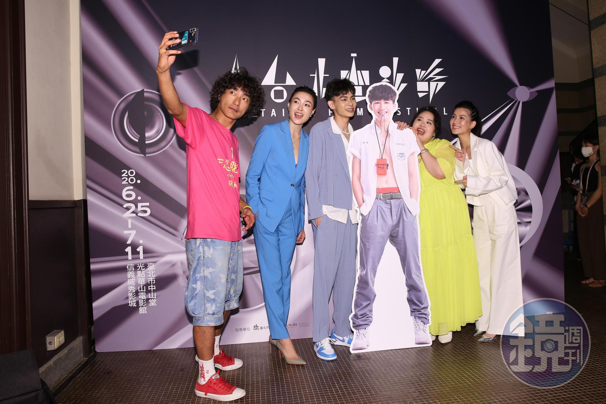 導演林立書（左起）、曾珮瑜、楊懿軒、郭文頤、睦媄，至於另外一位男主角吳肇軒在香港因疫情不克前來，只好用人形立牌取代。