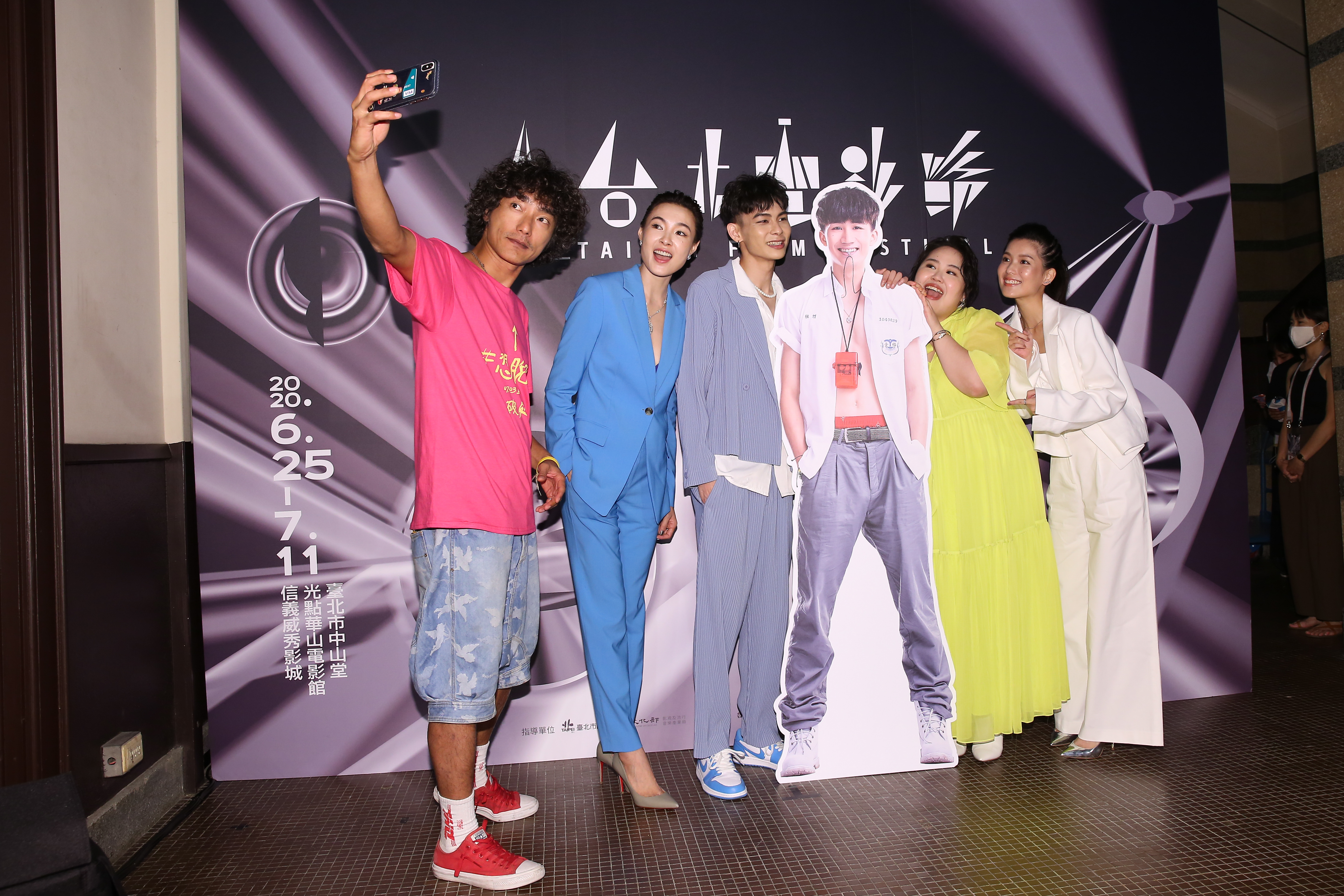 導演林立書（左起）、曾珮瑜、楊懿軒、郭文頤、睦媄，至於另外一位男主角吳肇軒在香港因疫情不克前來，只好用人形立牌取代。