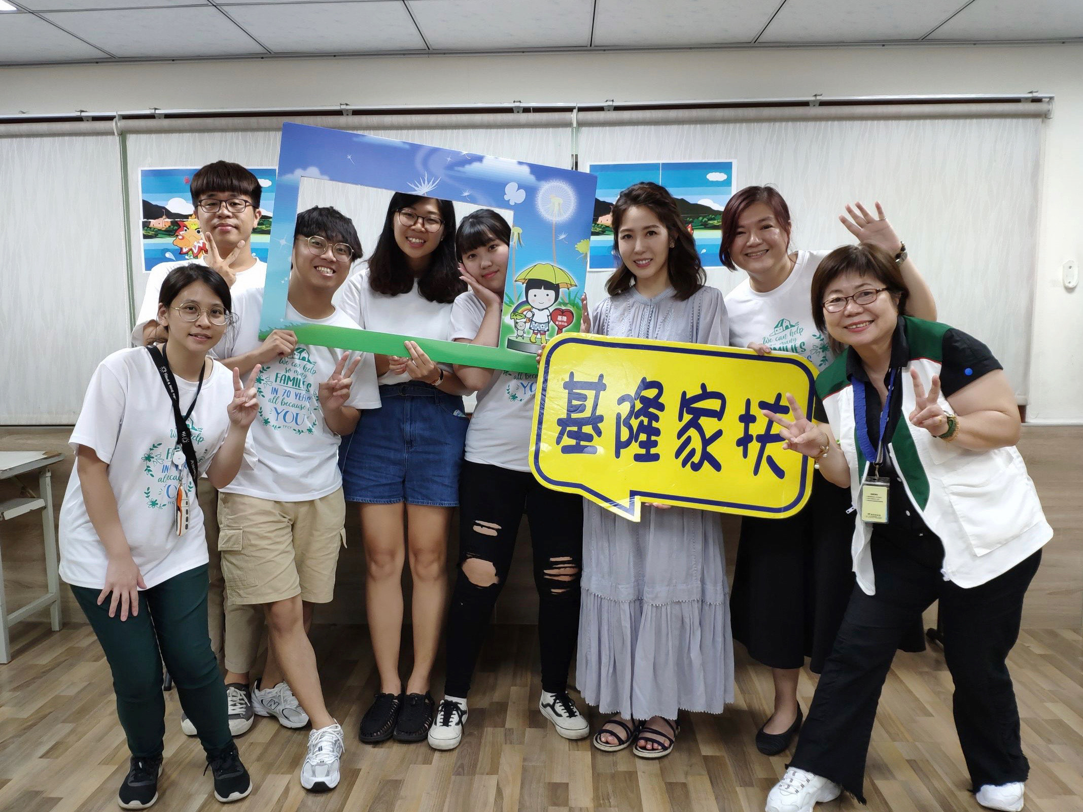 塑身衣千金唐芯端午節送愛心，前往家扶中心贈粽子。（單純夢想文創事業提供）