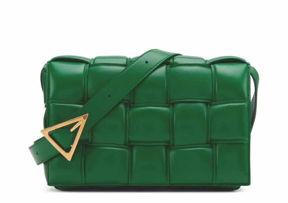 PADDED CASSETTE編織小羊皮肩背包。NT$88,500（BOTTEGA VENETA提供）