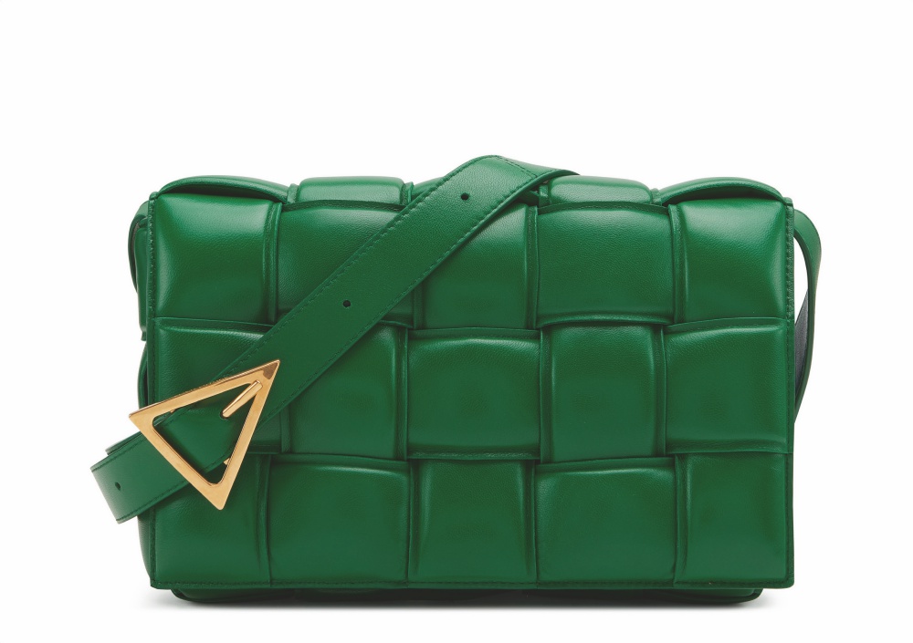 PADDED CASSETTE編織小羊皮肩背包。NT$88,500(BOTTEGA VENETA提供)