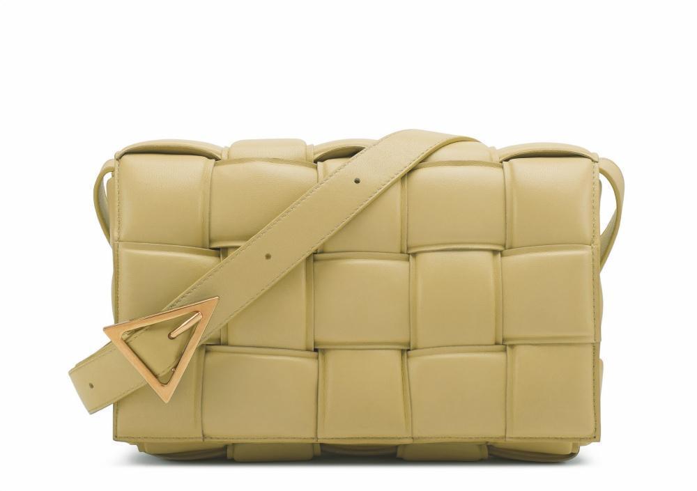 PADDED CASSETTE編織小羊皮肩背包。NT$88,500（BOTTEGA VENETA提供）