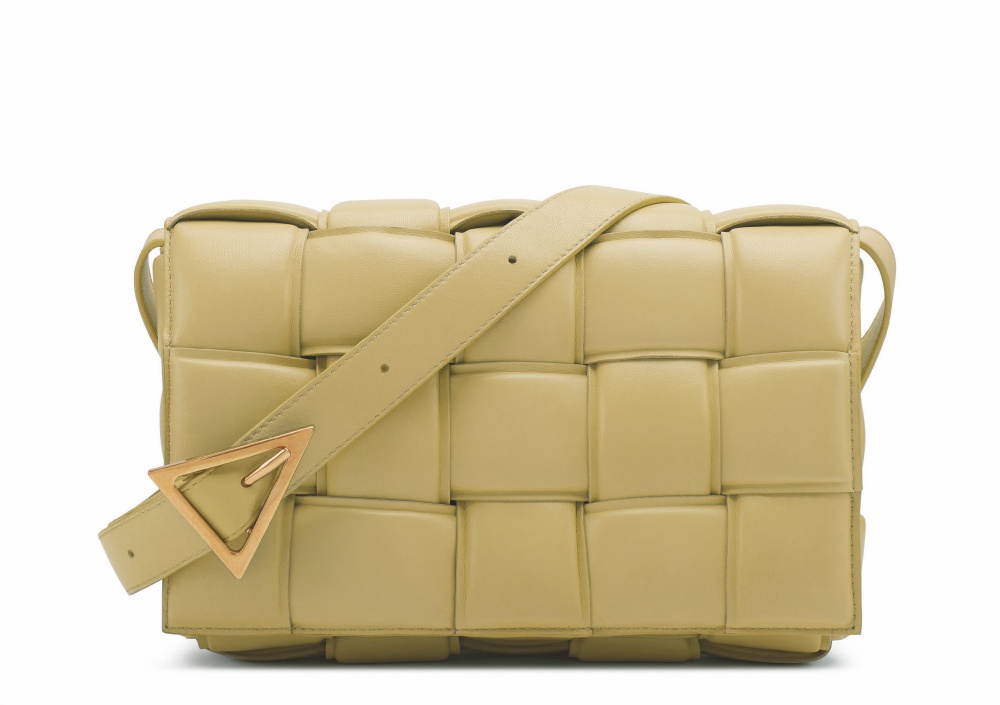 PADDED CASSETTE編織小羊皮肩背包。NT$88,500(BOTTEGA VENETA提供)