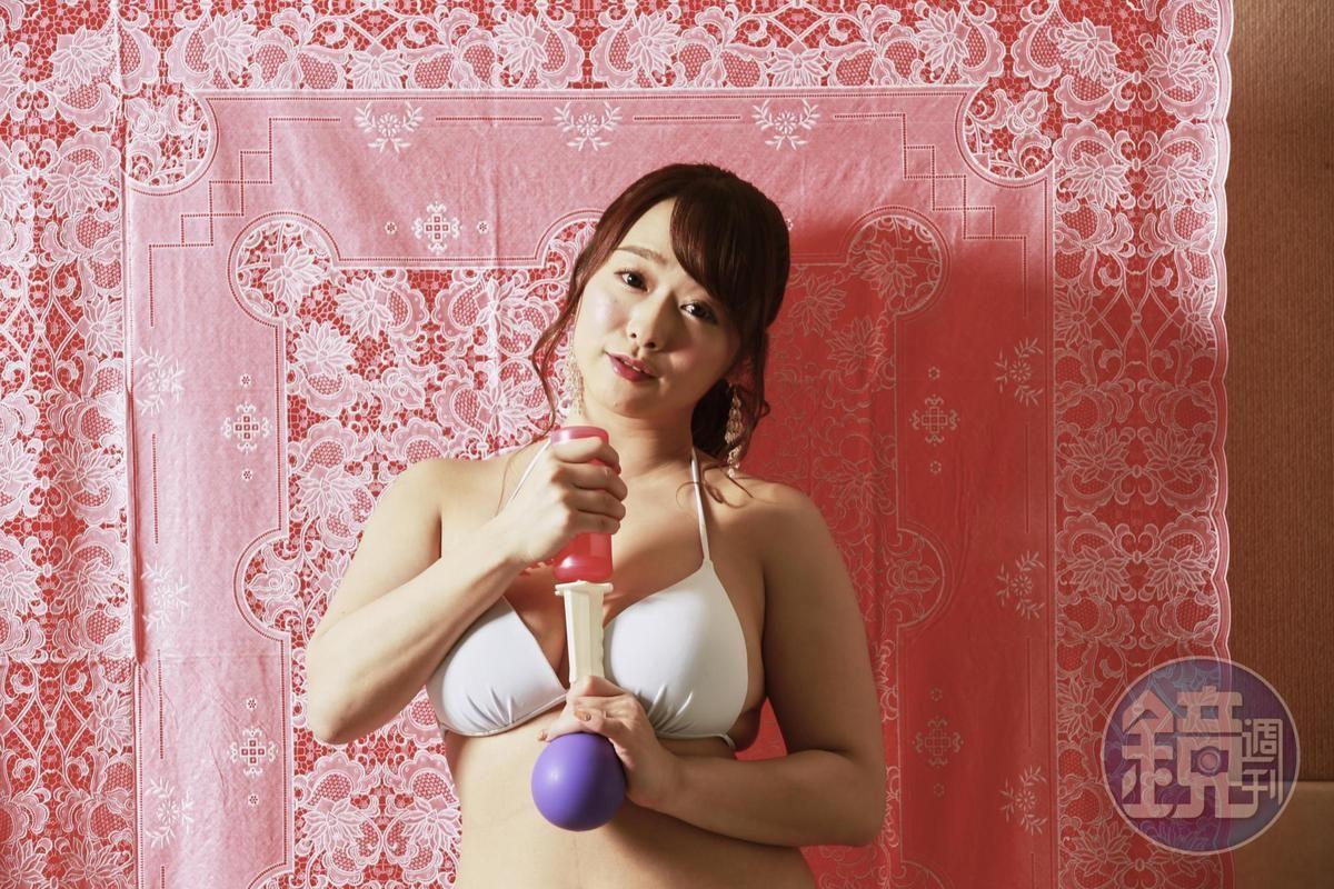 白石茉莉奈擁有相當性感的外表及豪乳,人妻的身份吸引許多粉絲。