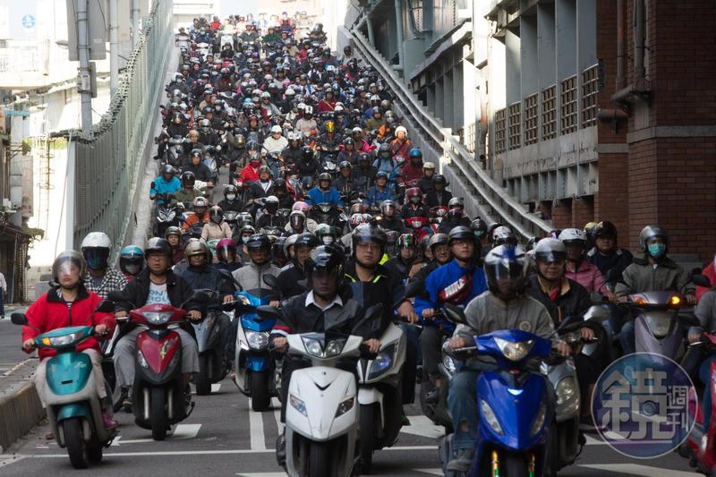 女騎士違規左轉,警察考量情況特殊決定不開罰,理由感動萬人。