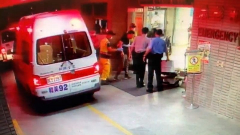 受傷員警走下救護車後再躺上醫療推車送進急診治療。（翻攝畫面）