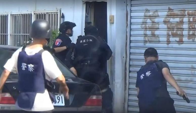 彰化警方攻堅逮捕李嫌。(翻攝畫面)