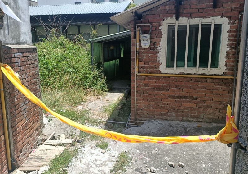 鬼屋直播團隊在廢棄多年的房屋發現死屍，警方封鎖現場調查。（讀者提供）