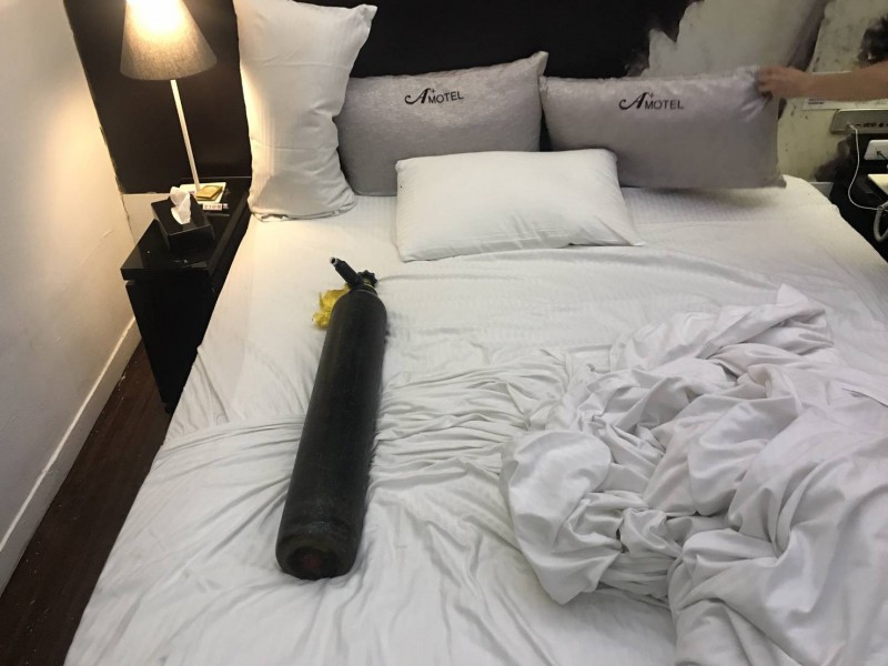 桃園警分局埔子派出所員警臨檢汽車旅館時，發現冉姓情侶檔在房內吸食笑氣。（翻攝畫面）