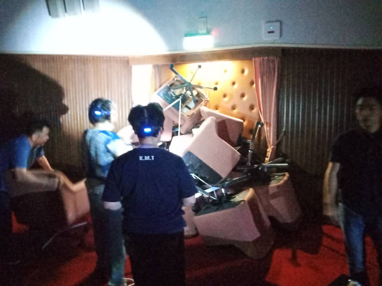 不滿陳菊接監察院長，20名藍委今破門佔領議場，企圖阻擋明日的臨時會召開。（國民黨團提供）