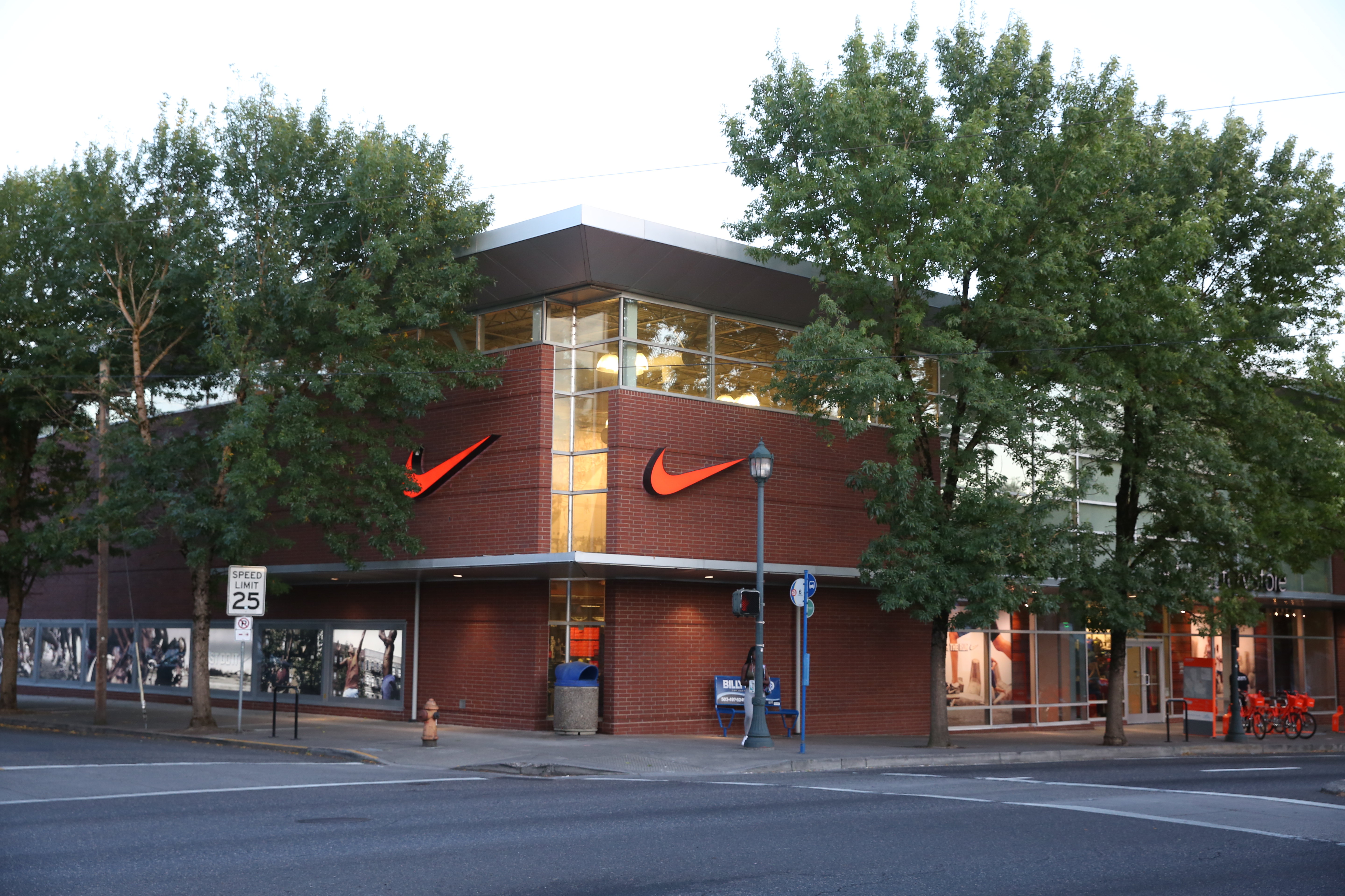 Nike最新財報顯示虧損7.9億美元，預告將進行2階段裁員。（本刊資料照）