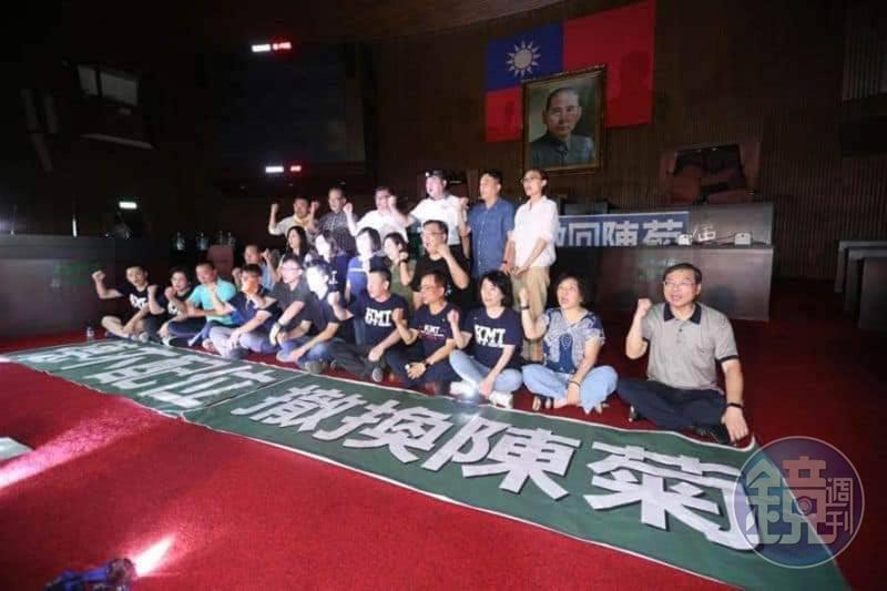 國民黨立委今晚佔領議場，民進黨團呼籲回歸理性討論。（讀者提供）