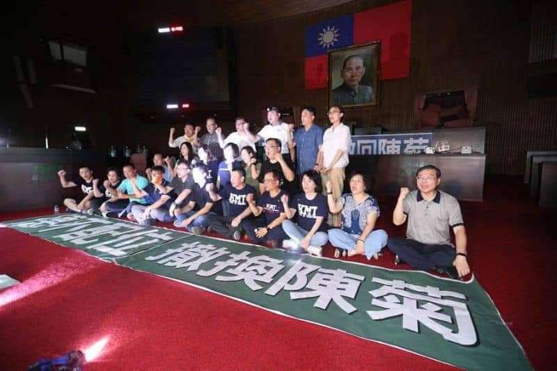 國民黨立委今晚佔領議場，民進黨團呼籲回歸理性討論。（讀者提供）