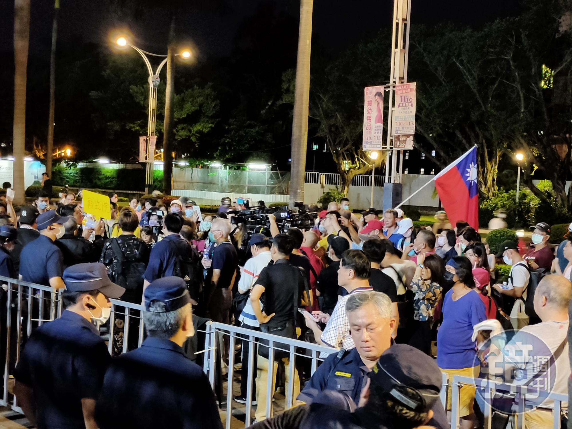 立法院大門外中山南路旁有數十位藍營支持者聚集,大批警力嚴陣以待。