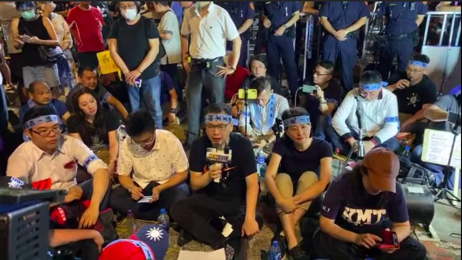 台北市議員羅智強到立法院外聲援議場內藍委。（翻攝戰神94強 YouTube）