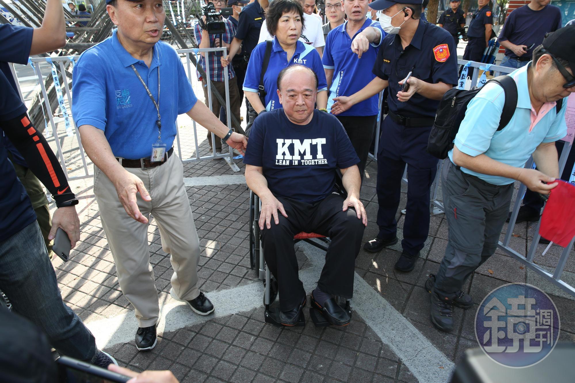 藍委占領立法院，剛開完脊椎動手術的立委吳斯懷也坐輪椅現身。