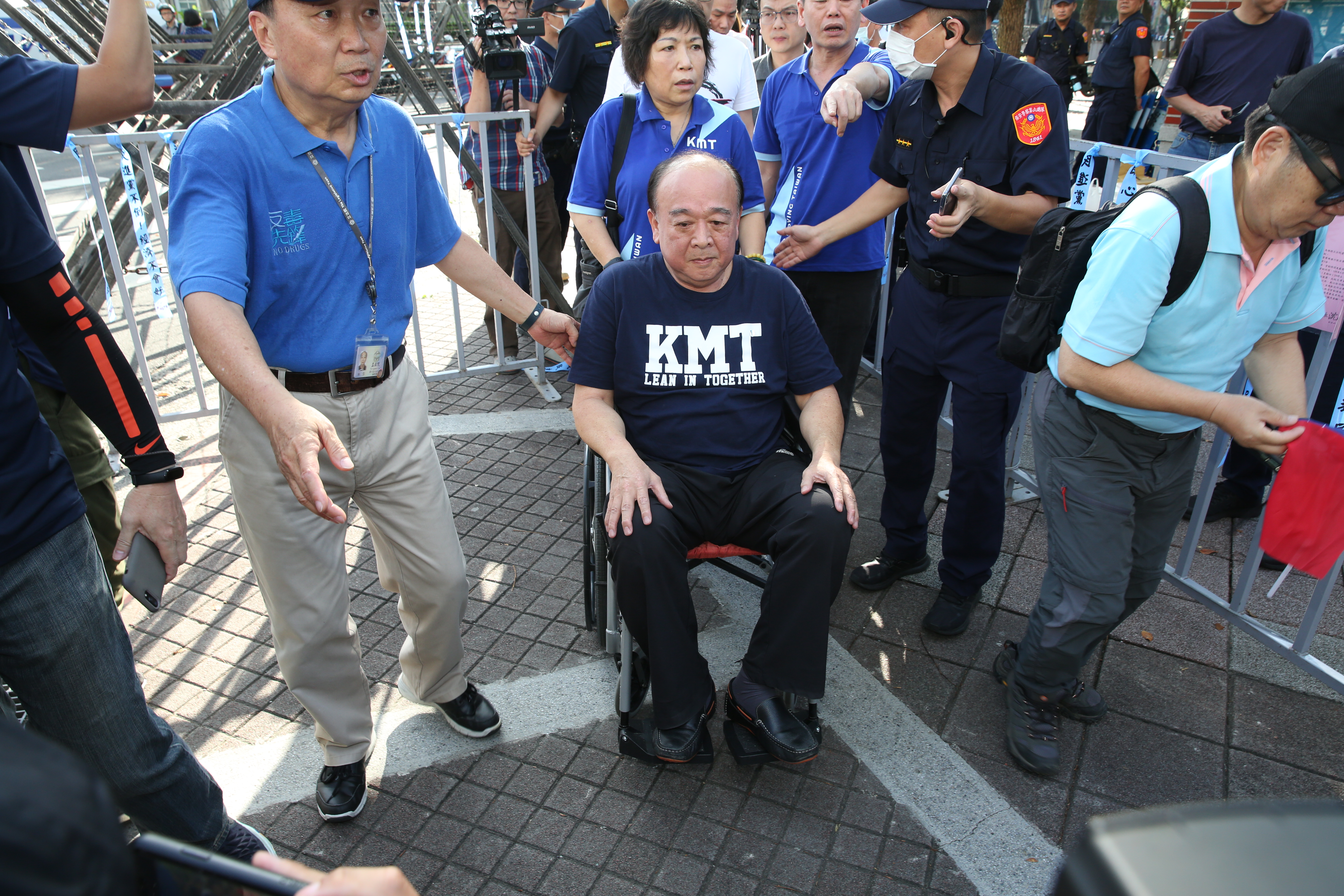 藍委占領立法院，剛開完脊椎動手術的立委吳斯懷也坐輪椅現身。