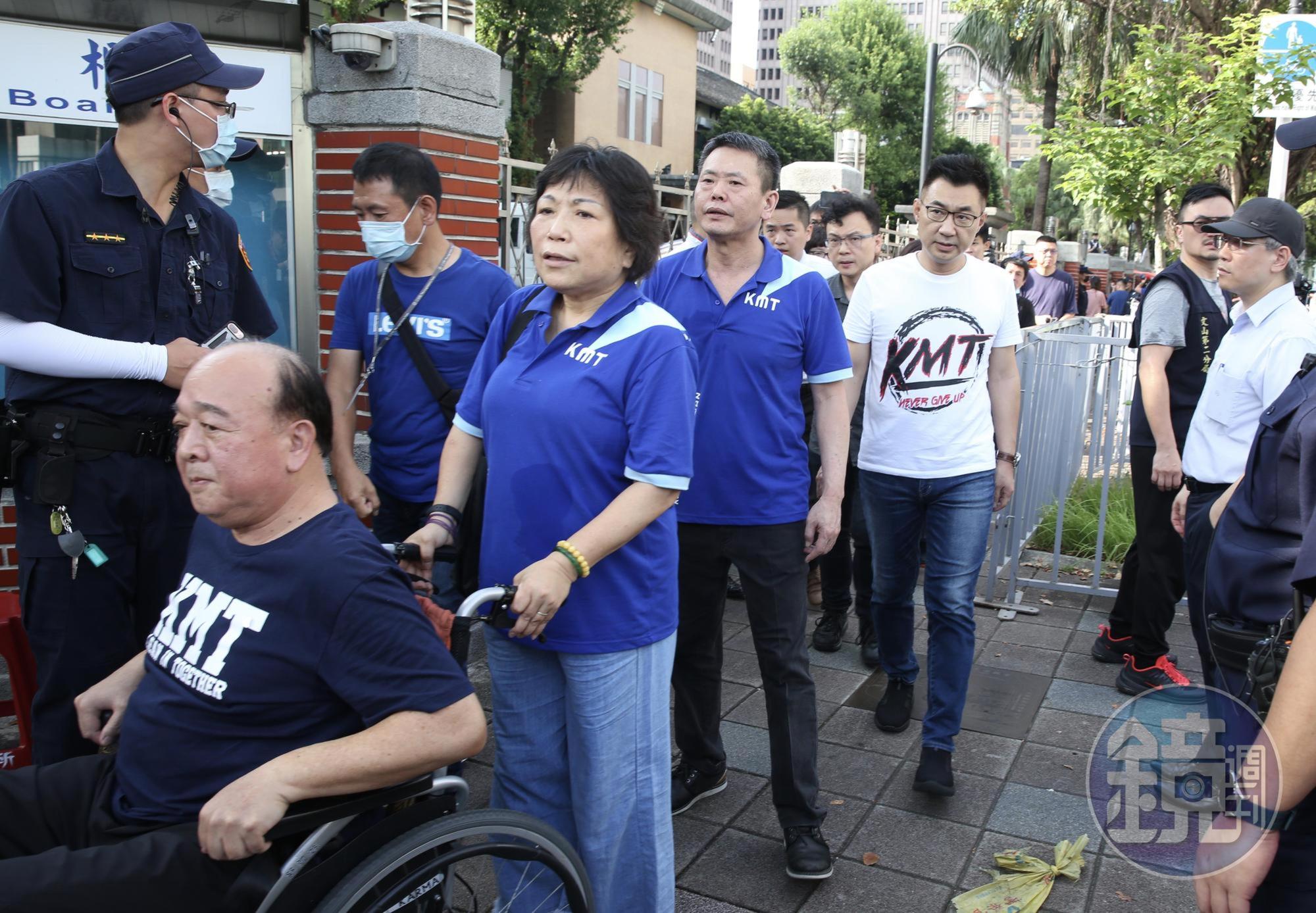 今早江啟臣率部分藍委走出議場。