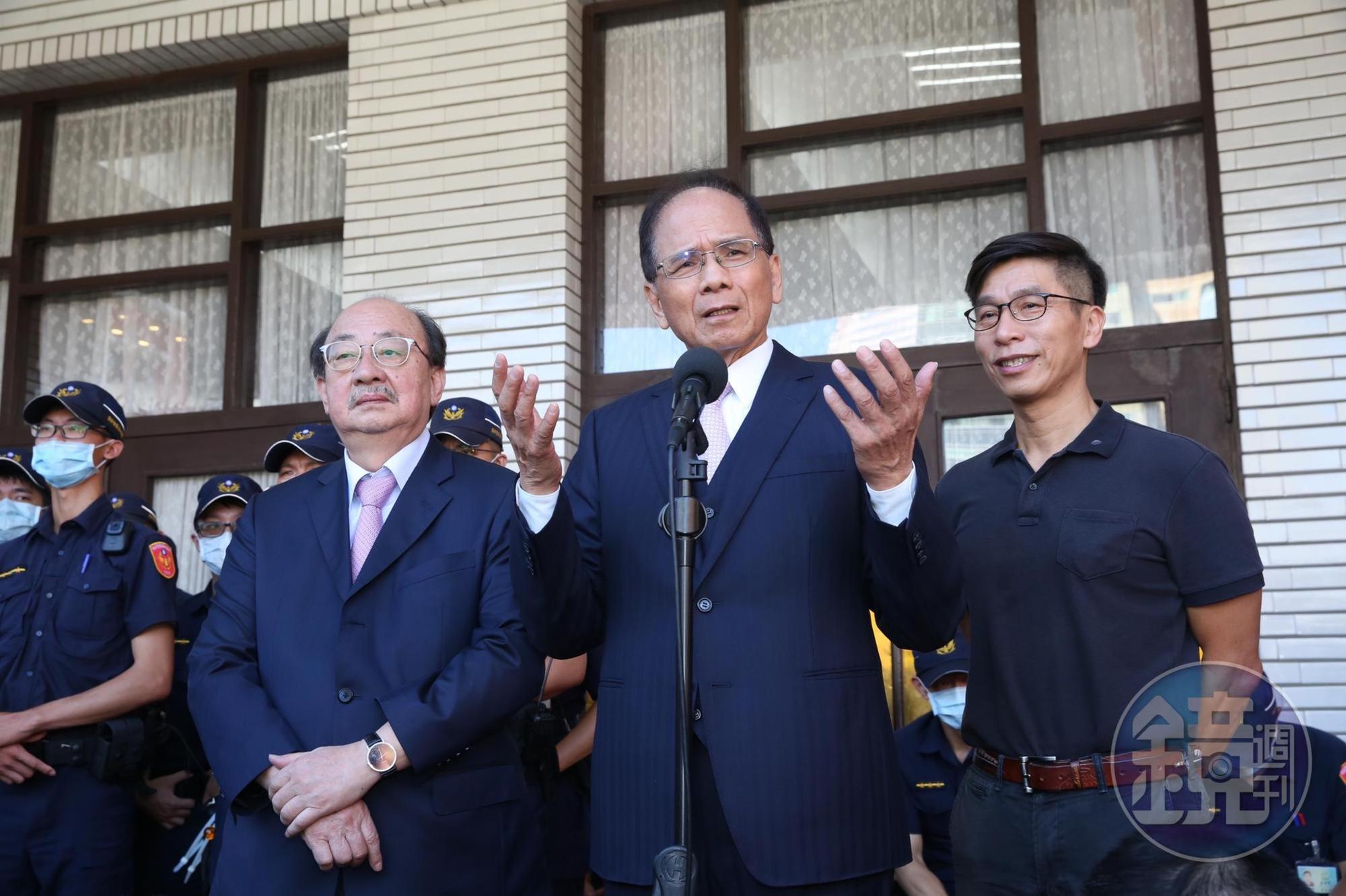 立法院長游錫堃(中)上午在議場前受訪。