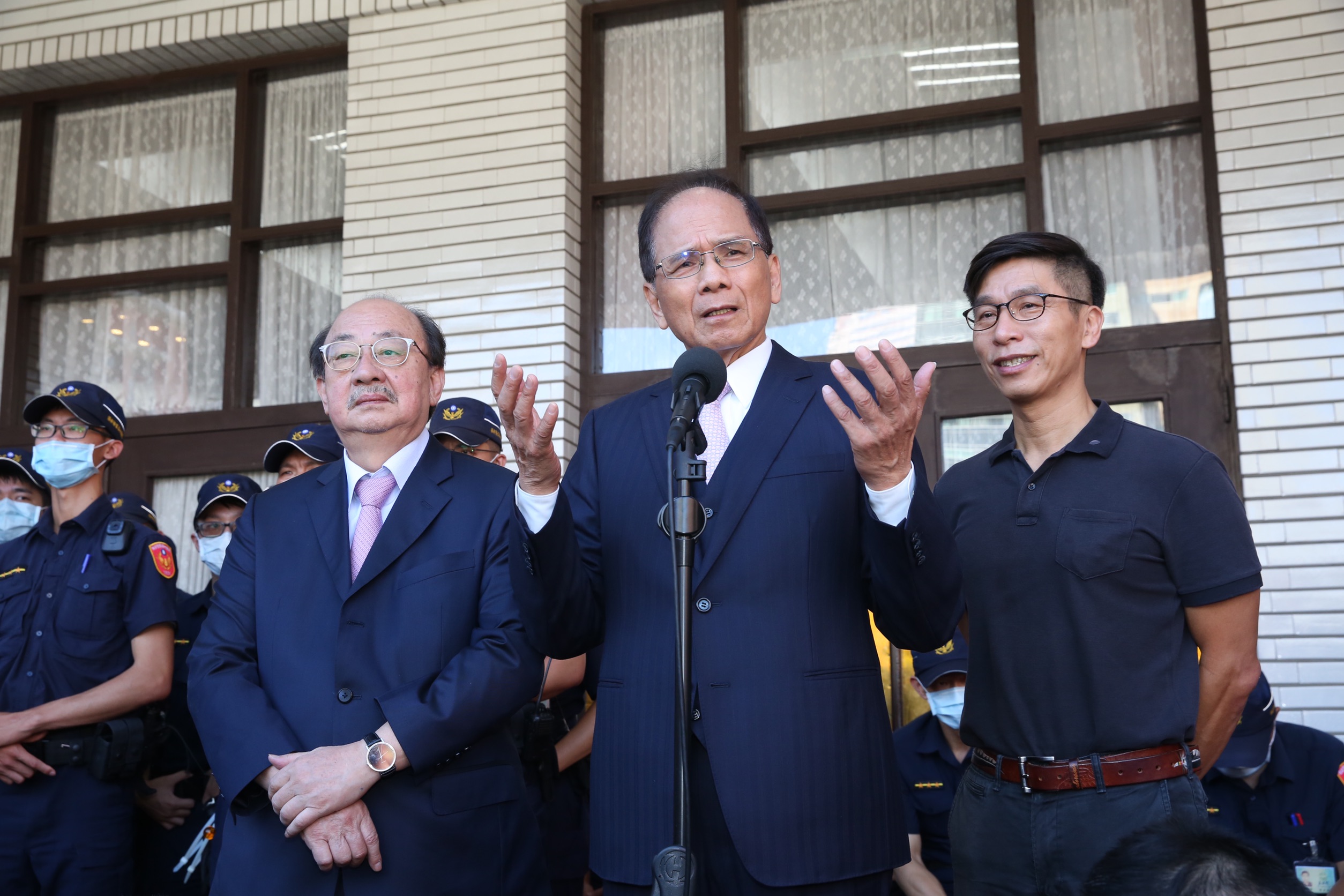 立法院長游錫堃（中）上午在議場前受訪。