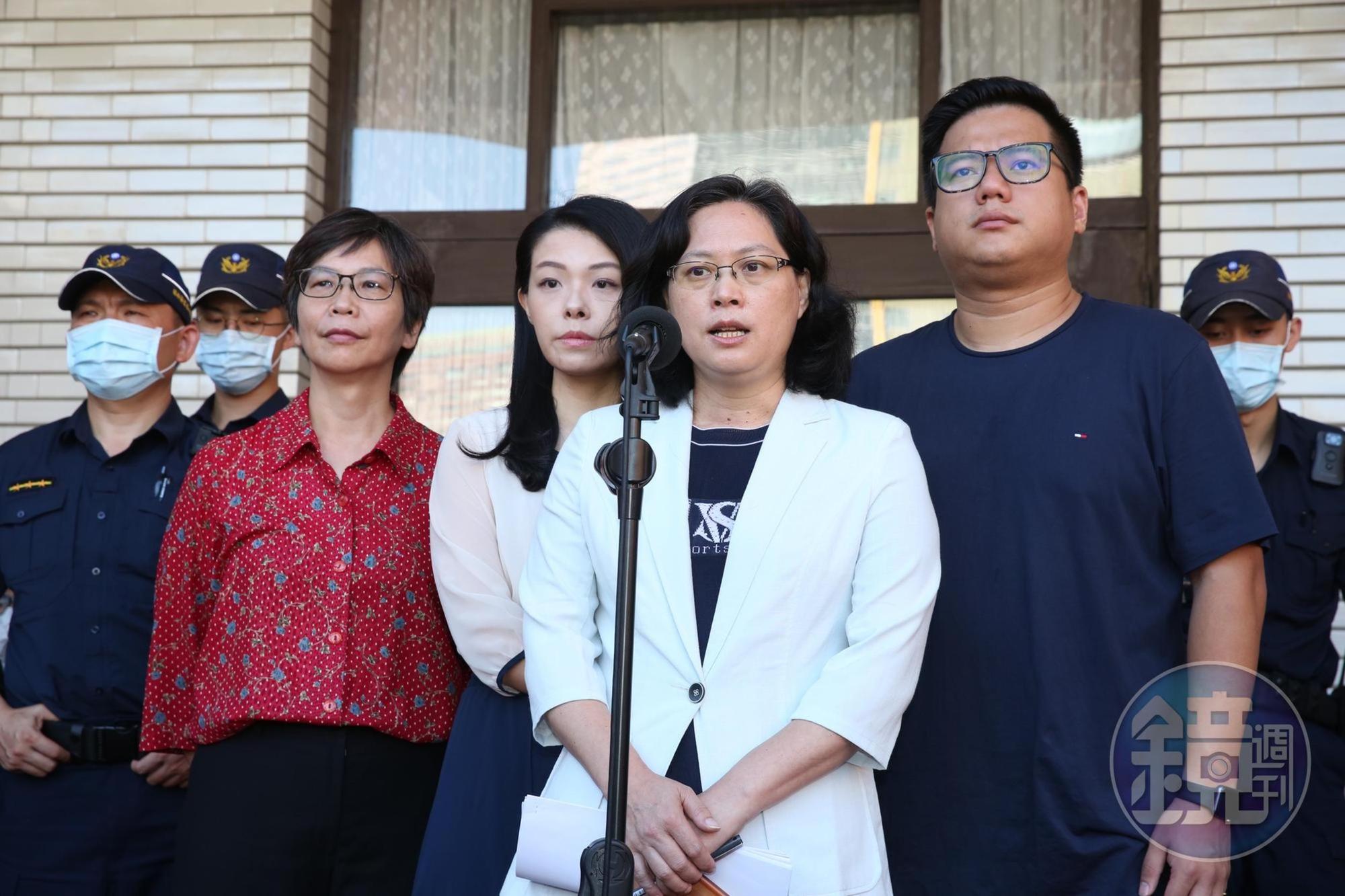 民眾黨團立委在議場前受訪。