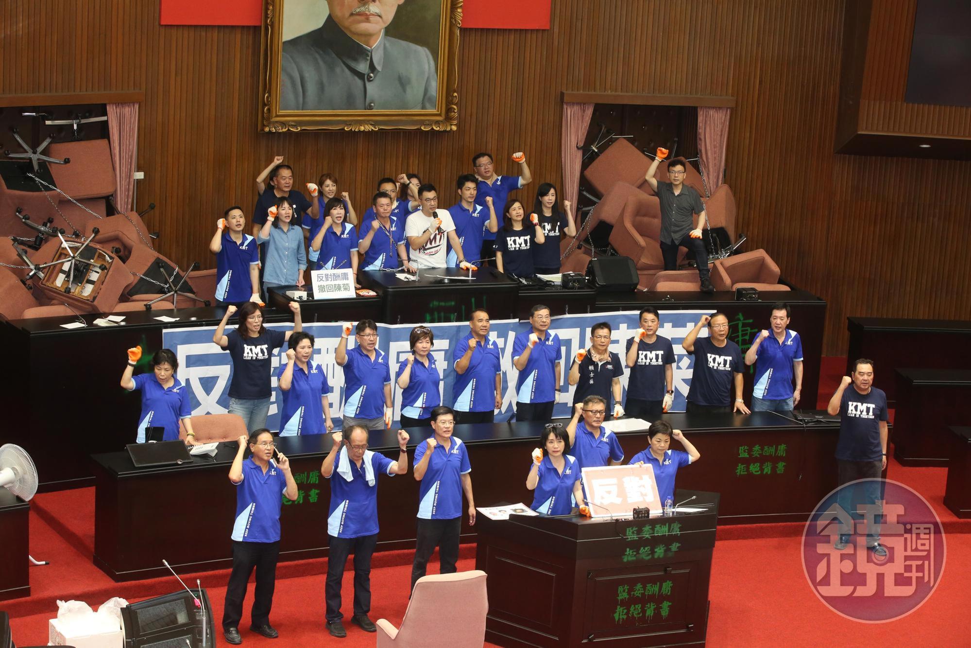 國民黨立委今早持續佔領議場,痛批民進黨踐踏人民的國會。