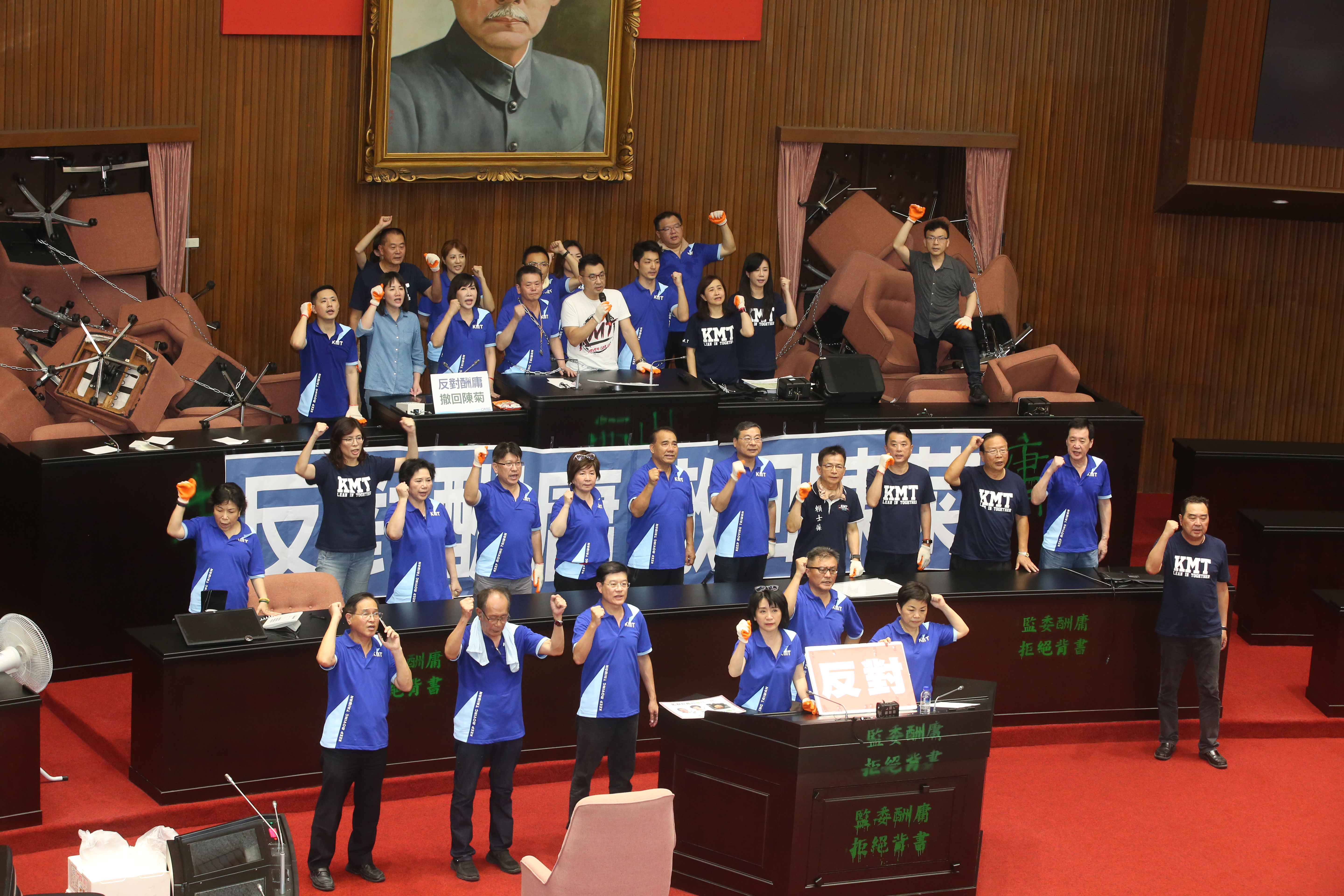 國民黨立委今早持續佔領議場，痛批民進黨踐踏人民的國會。