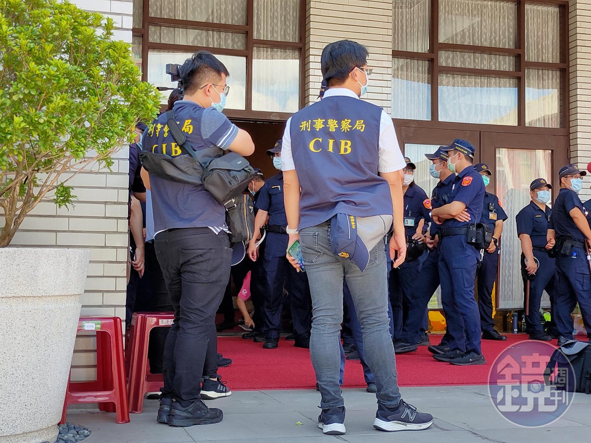另有身穿「刑事警察局」背心的2名刑警在議場大門外蒐證。