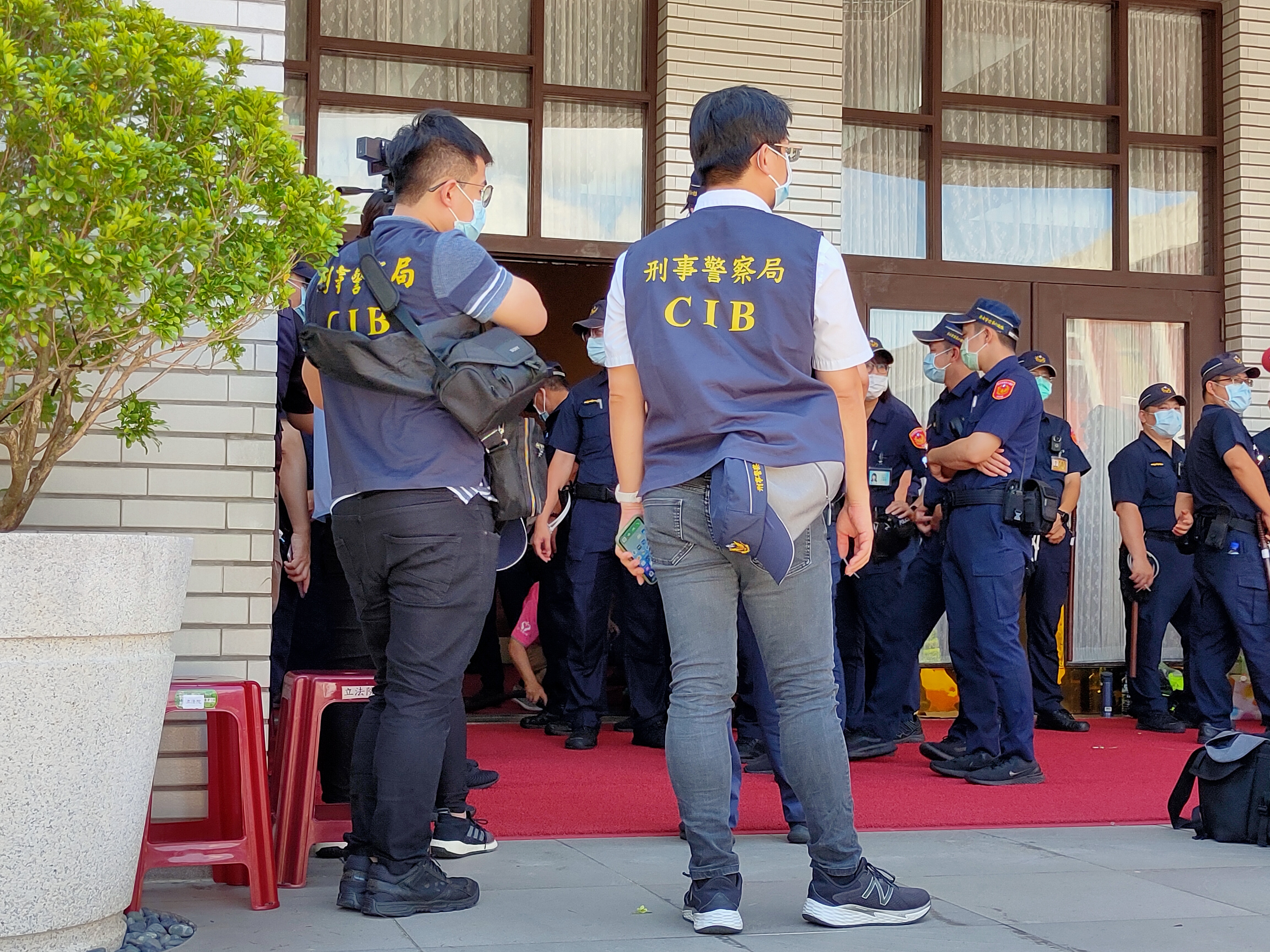 另有身穿「刑事警察局」背心的2名刑警在議場大門外蒐證。