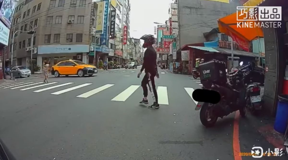 外送員違停原因太暖心，網友狂讚「暖男耶！」（翻攝自「爆廢公社」）