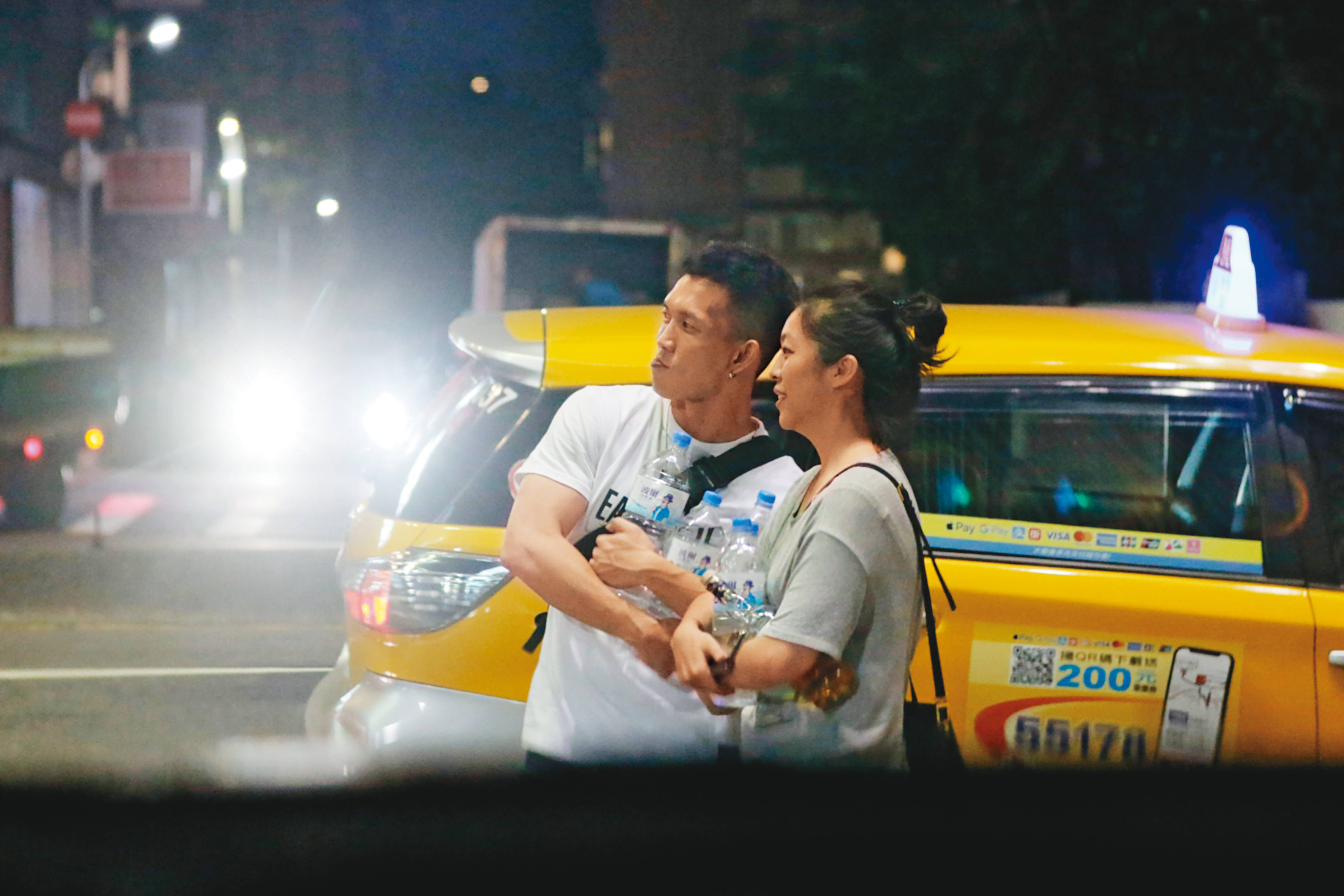 本刊直擊，黃尚禾（左）帶新女友（右）與友人在北市東區錢櫃唱歌聚會後，手上抱著一堆沒喝完的水和酒。