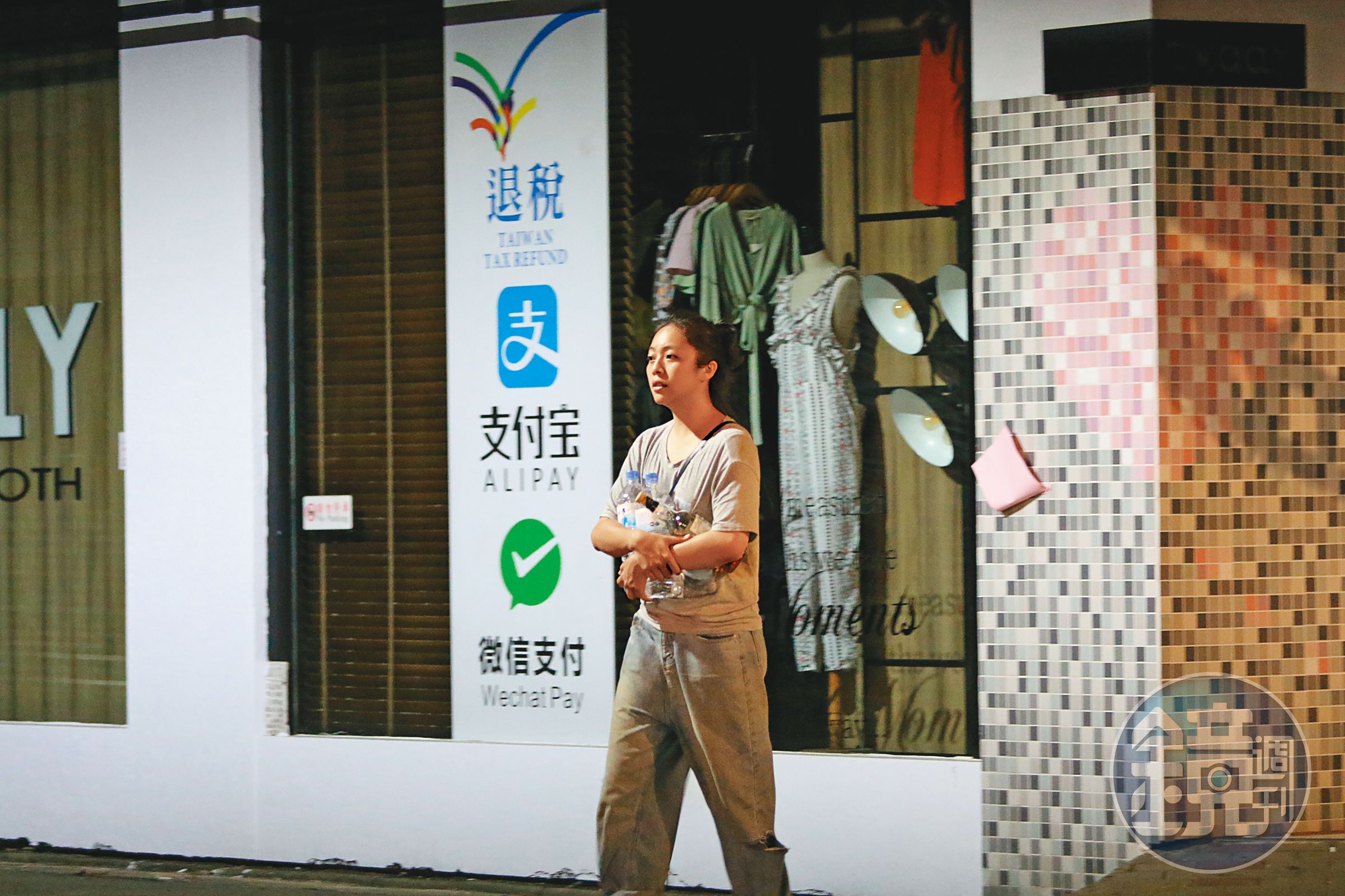 6月22日01：26 黃尚禾女友頭髮盤起、臉上毫無妝容，身材略具肉感，但濃眉大眼的長相頗為清秀。