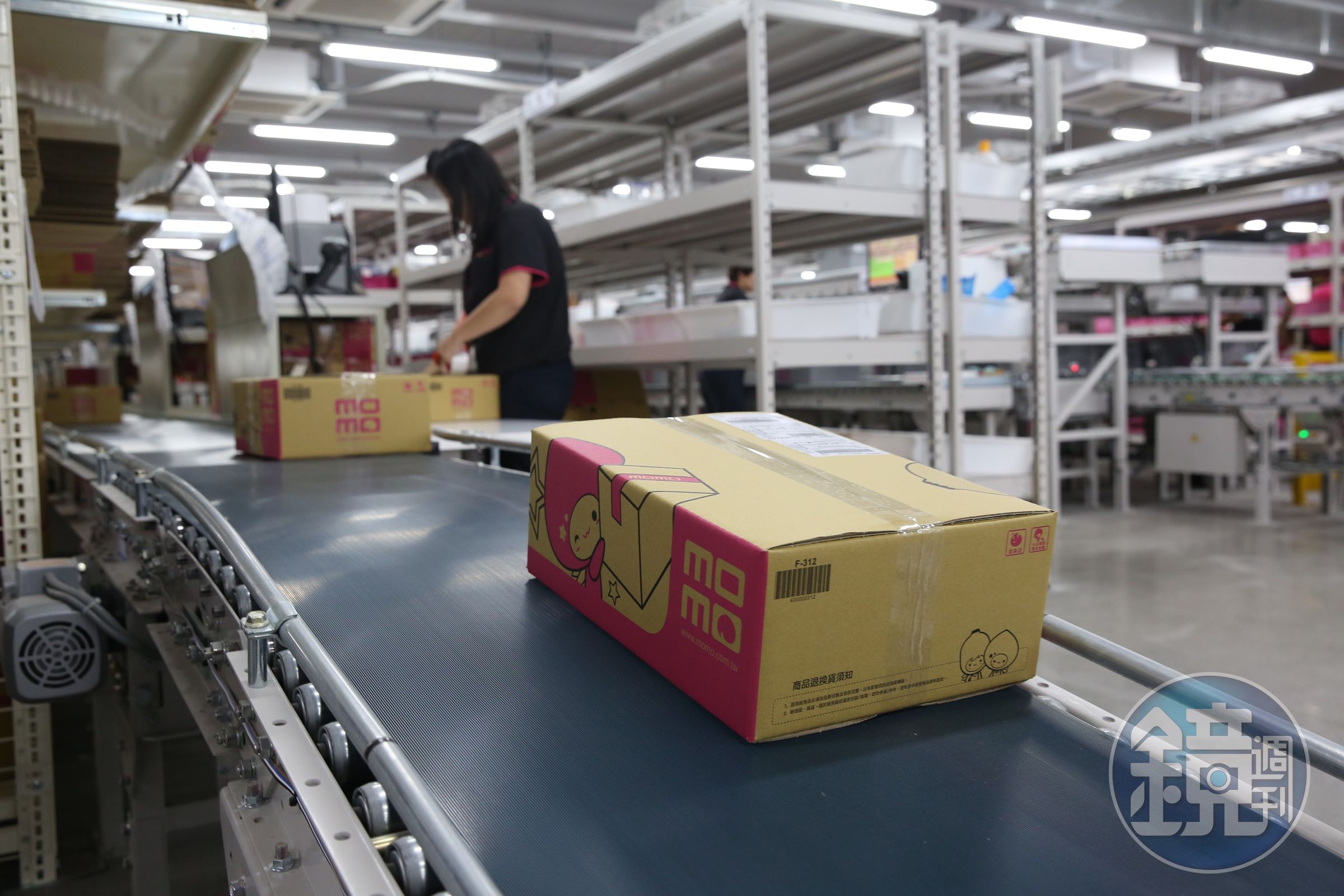 知名購物網「MOMO」驚傳疑似會員個資外洩，有詐騙集團按打電話給消費者。（本刊資料照）