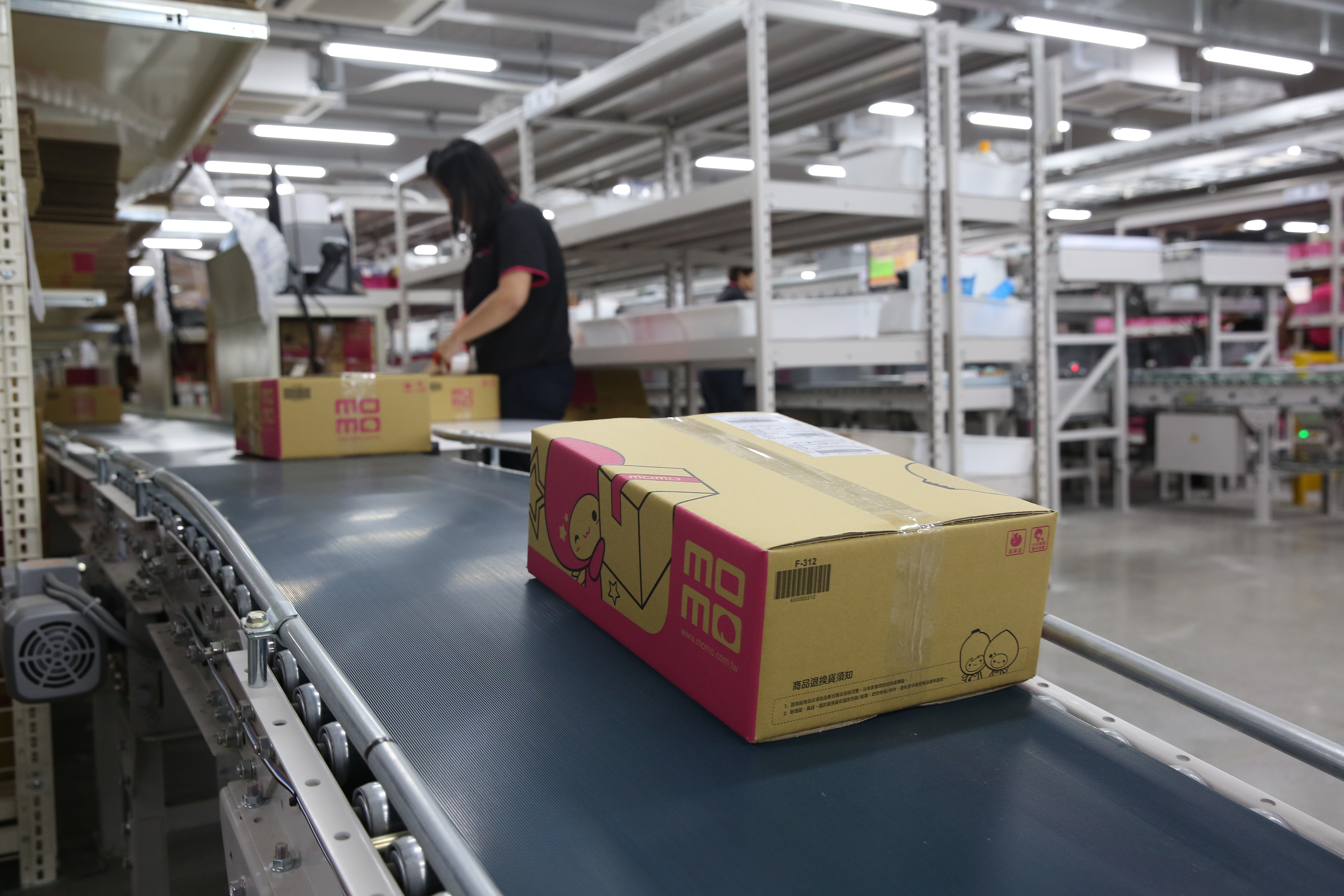 知名購物網「MOMO」驚傳疑似會員個資外洩，有詐騙集團按打電話給消費者。（本刊資料照）